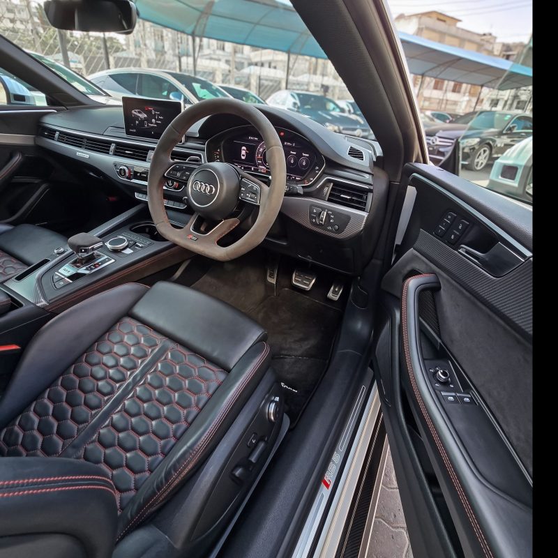 Audi_RS5_Coupe_2018_Kenya_Landmark_8_result