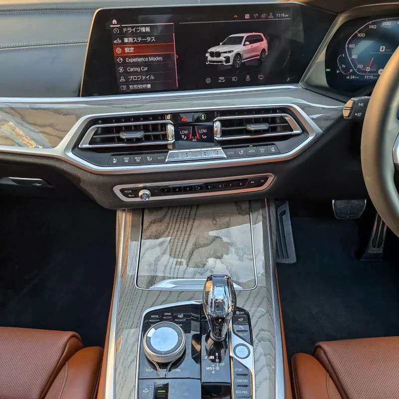 BMW_X7_M50i_2019_Kenya_Landmark_11_result