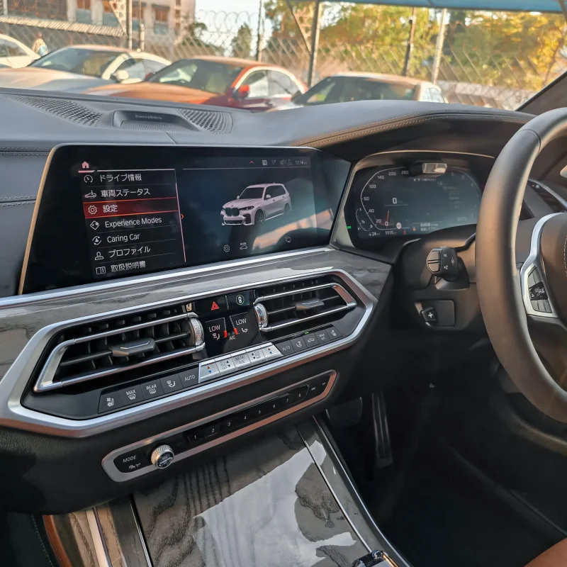 BMW_X7_M50i_2019_Kenya_Landmark_13_result