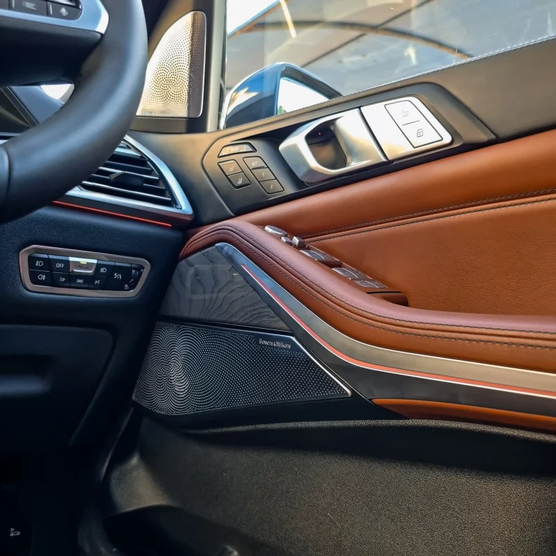 BMW_X7_M50i_2019_Kenya_Landmark_14_result