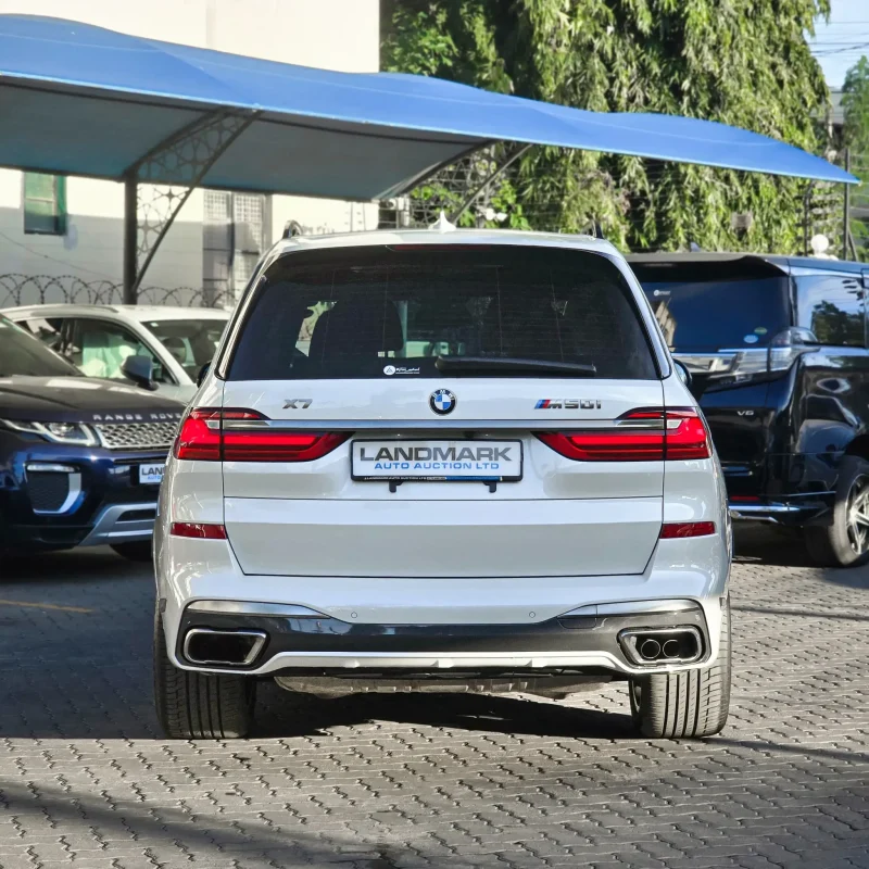 BMW_X7_M50i_2019_Kenya_Landmark_23_result