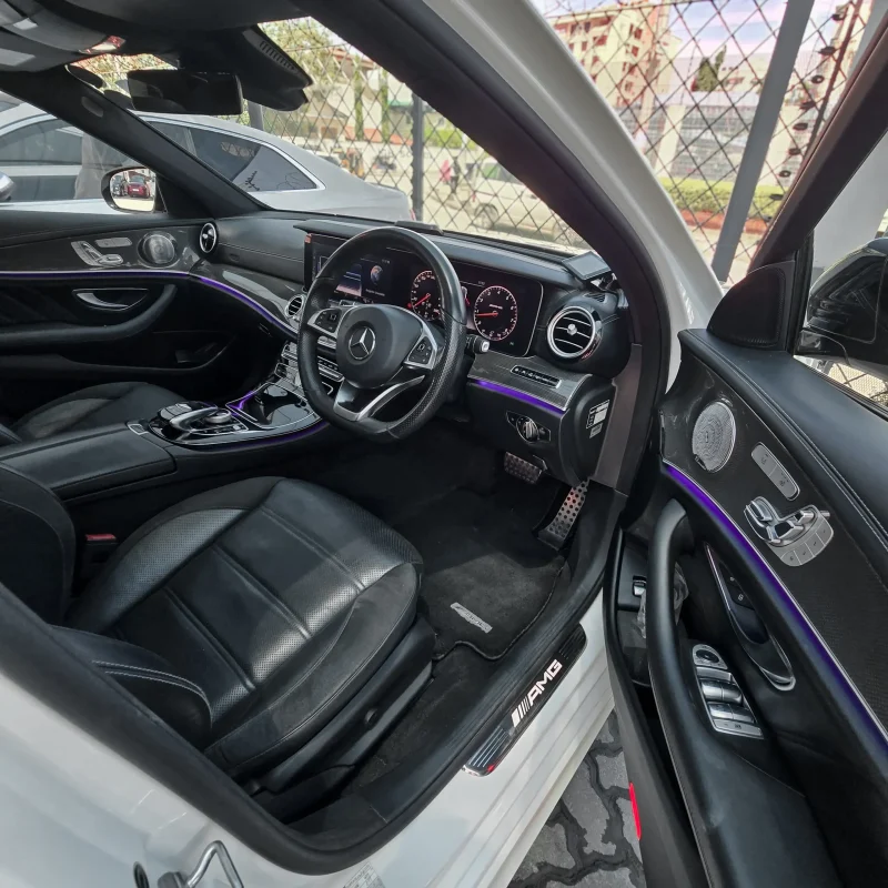 Mercedes Benz_E43_AMG_2017_Kenya_Landmark_1_result